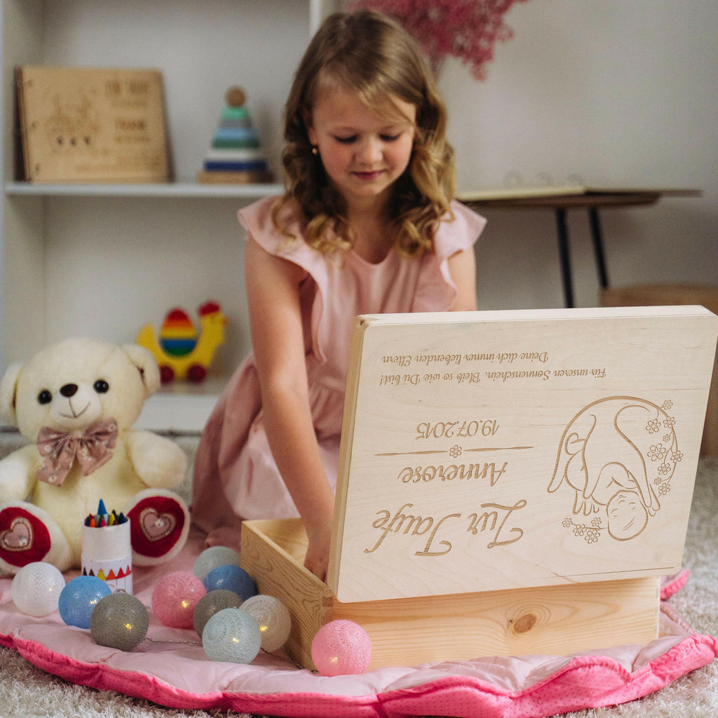 Personalisierte Erinnerungsbox als Taufgeschenk - Blumenbaby - Holzkiste, Natur, FSC® - Image 8