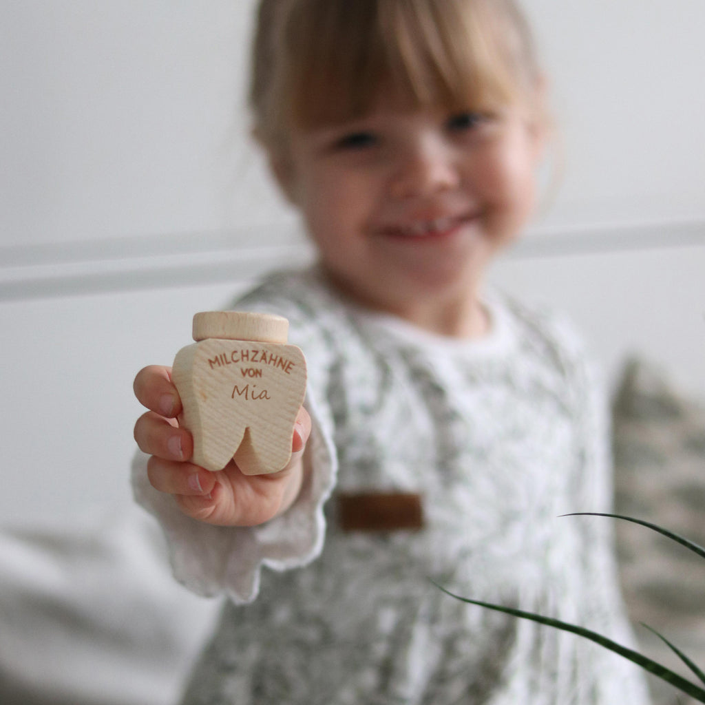 Personalisierte Milchzahndose mit Namen - Zahndose mit Gravur als Zahn aus Holz | Zahnfee Geschenk für Jungen & Mädchen - Milchzahnbox & Zahnbox.