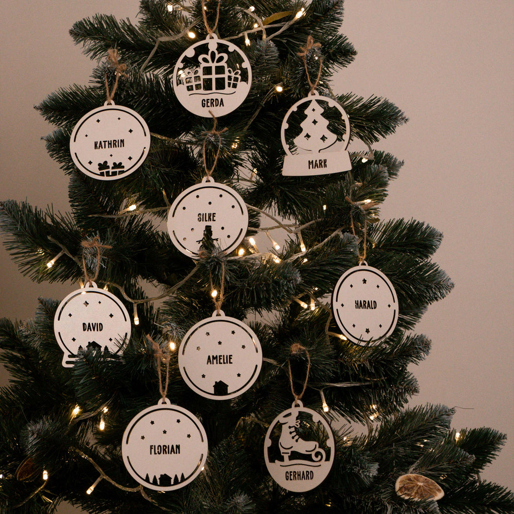 Weihnachtsbaumschmuck aus Holz - Personalisiert - Geschenke mit Sternchen - Weiß - Image 4
