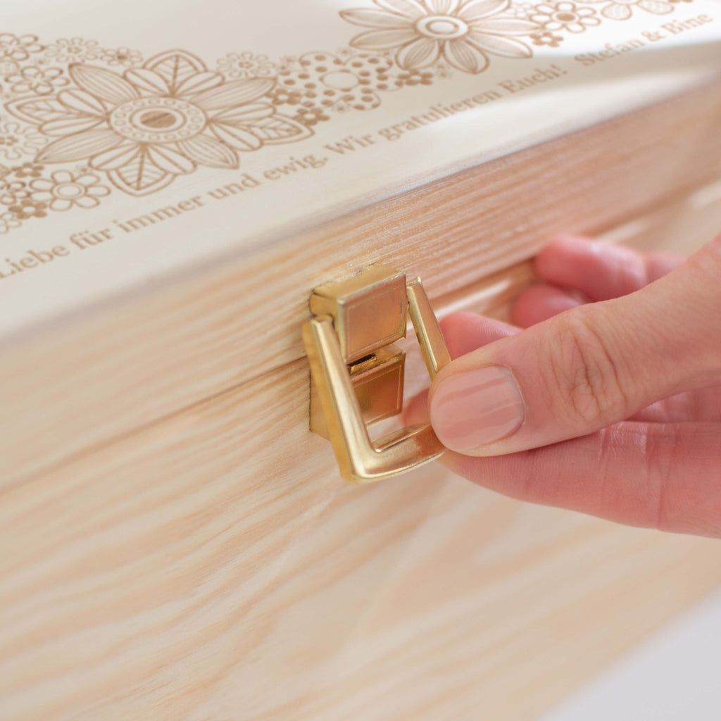 Erinnerungsbox zur Hochzeit - Blumenkleid - Hochzeitskiste personalisiert mit Gravur, Holzkiste Natur, FSC® - Image 8