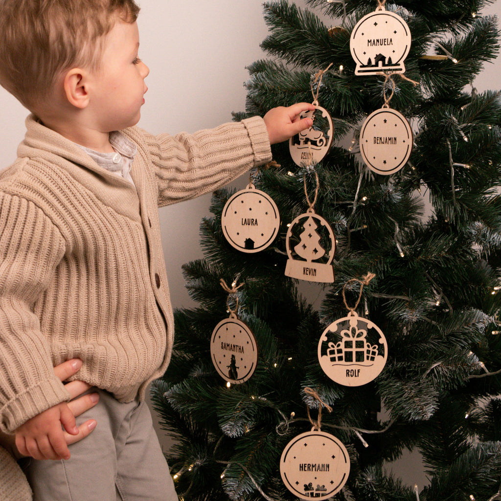 Weihnachtsbaumschmuck aus Holz - Personalisiert - Geschenke mit Sternchen - Natur - Image 4