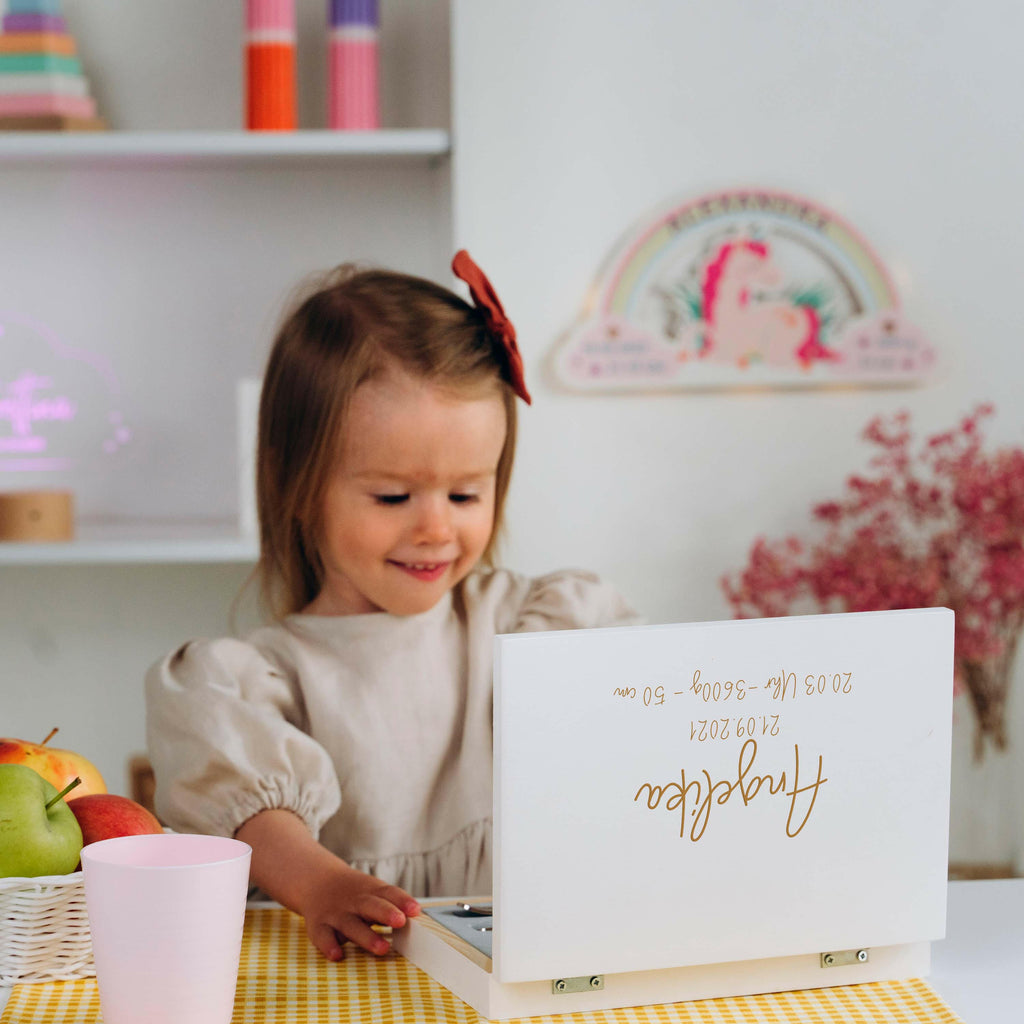 Kinderbesteck mit Namensgravur - Wunschtext Motiv - Besteck mit Namen | Taufgeschenk für Kinder - Geschenk zur Taufe für Jungs & Mädchen, weiß Kiste.