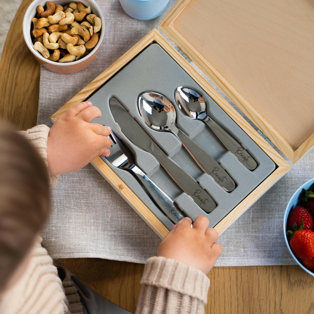 Kinderbesteck mit Namensgravur - Wunschtext Motiv - Besteck mit Namen | Taufgeschenk für Kinder - Geschenk zur Taufe für Jungs & Mädchen, weiß Kiste.